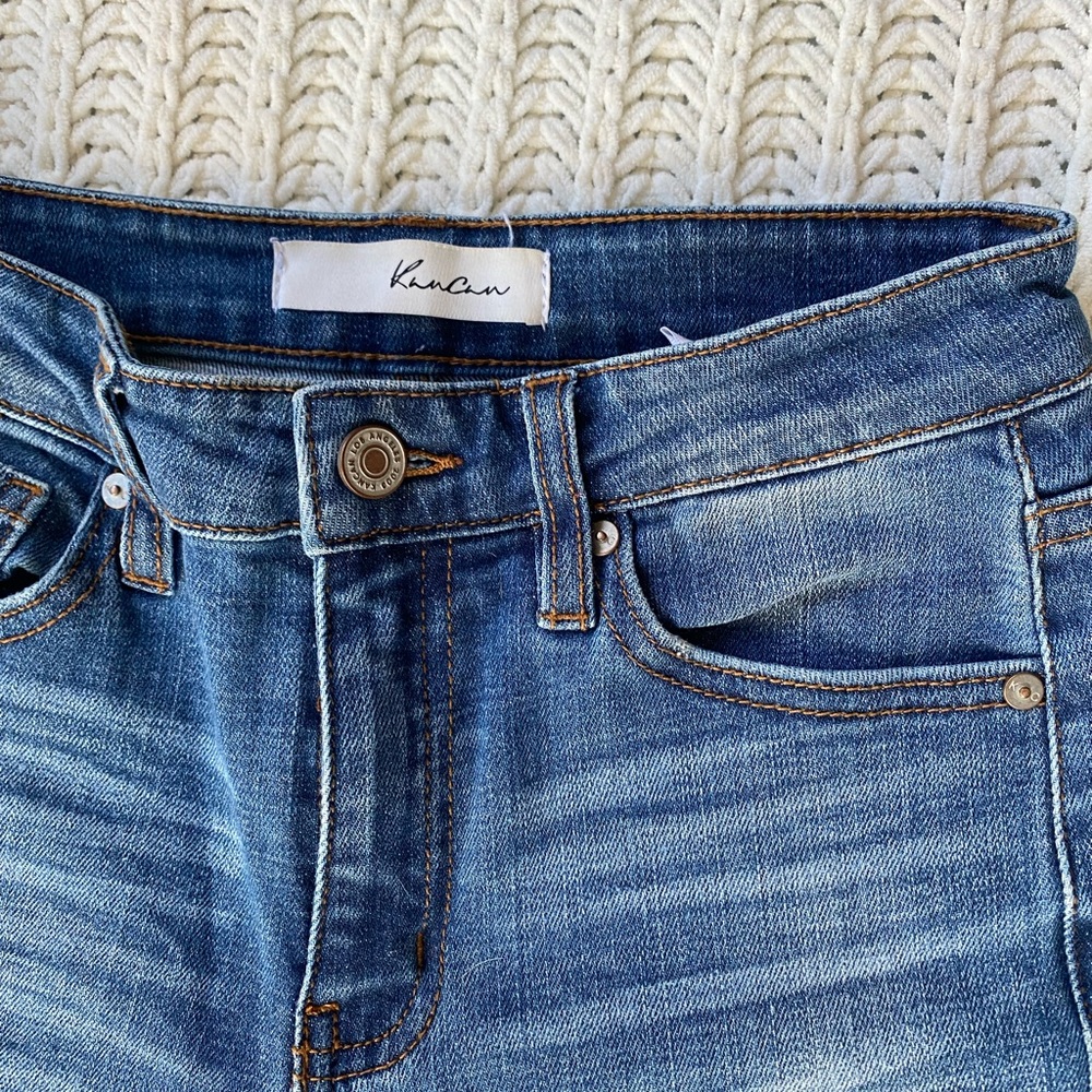 NWOT lightly distressed jeans / high rise